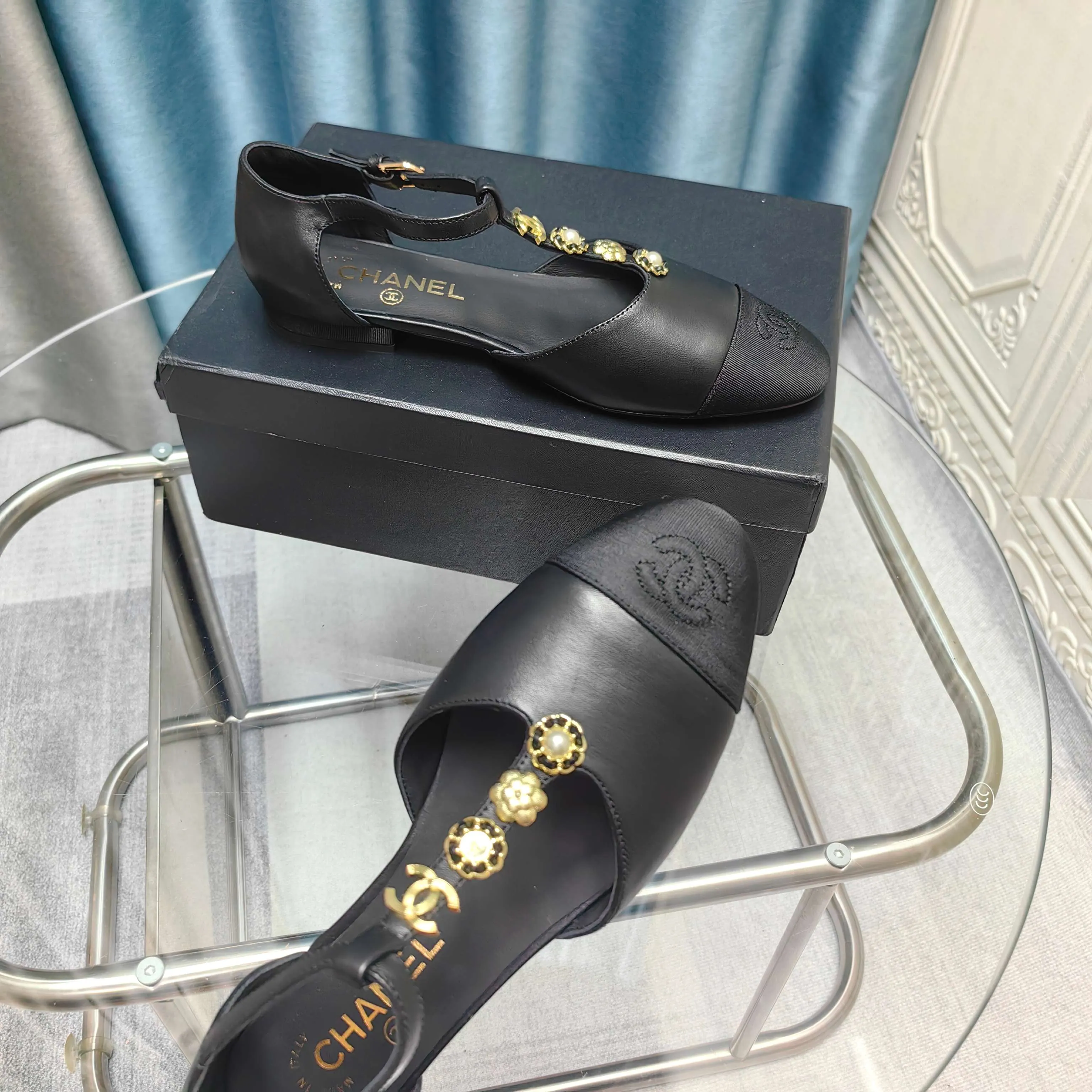 💕💕Factory direct selling price p560💕💕 2025ss CHANEL Xiaoxiangfeng Chanel hollow Mary Jane sandals, classic and fashionable. The iconic black and color-blocked upper is elegant and unique, and the double C element underlines the brand style in a low-key way. Decorated with exquisite metal chains, it is smart and eye-catching. Simple buckle design fits the foot. Whether for commuting or leisure, it can add points to your outfit and easily interpret French elegance. Upper: Sheepskin Lining: Sheepskin Insole: Sheepskin Size: 35-39 (set at 40.41)
